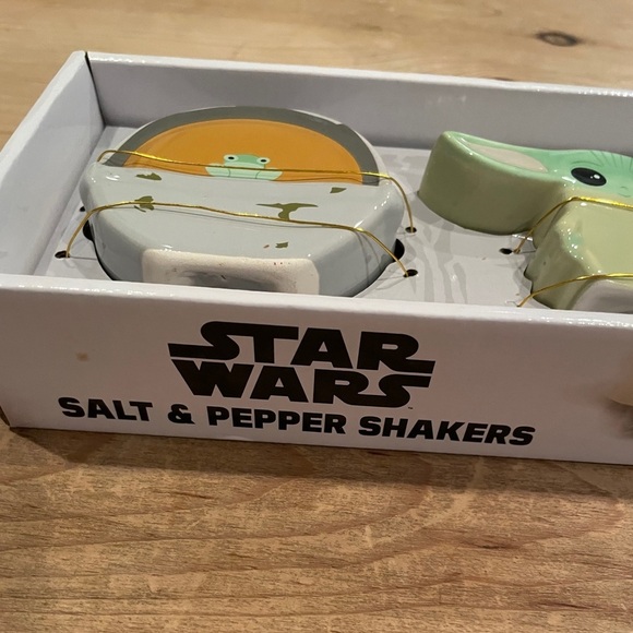 NIB Lucas Films Star Wars Baby Yoda Grogu Salt & Pepper Set - Picture 5 of 5